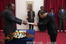 阮金营向肯尼亚总统乌胡鲁·肯雅塔(Uhuru Kenyatta)递交国书。（图片来源：越通社）