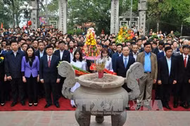 兴安省领导与人民上香缅怀范五老名将。