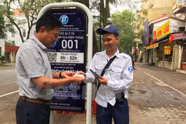 顾客使用手机自动找车位