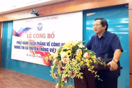 信息与传媒部部长张明俊在仪式上发表讲话。（图片来源：越通社）