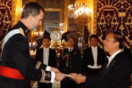 吴进勇大使向西班牙国王费利佩六世递交任命书。