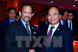 政府总理阮春福会见文莱国王哈桑纳尔·博尔基亚。（图片来源：越通社）