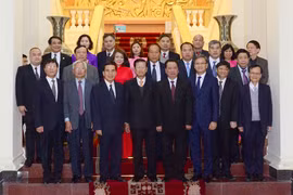 越老加强科学理论领域的合作