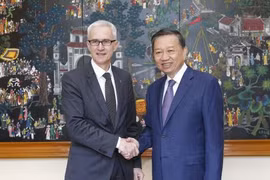 越南公安部部长苏林（右）与国际刑警组织秘书长。