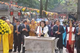 越南国家副主席邓氏玉盛出席2017年昆山—劫泊春节庙会开庙仪式。