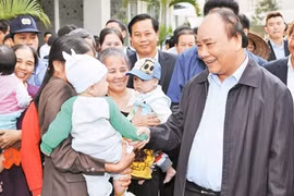 阮春福总理看望河内市嘉林县邓舍城区保障房居民