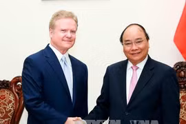越南政府总理阮春福会见美国前参议员詹姆斯·韦伯