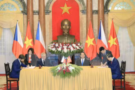 越南国家主席陈大光和捷克共和国总统米洛什·泽曼出席两国《被判刑人员移交协定》签字仪式。（图片来源：越通社） 