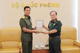 阮芳男上将向缅甸军医局局长梭温少将赠送纪念品。（图片来源：人民军）