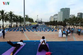 数千人参加瑜伽集体表演。（图片来源：越南之声）