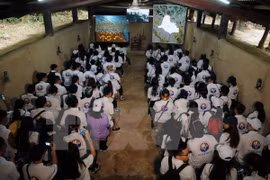 海外越裔青少年与胡志明市青年参观了解胡志明市古枝县的传统文化和历史。