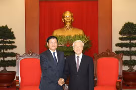 越共中央总书记阮富仲会见老挝总理通伦•西苏里。（图片来源：越通社）