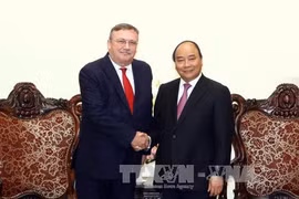 政府总理阮春福会见匈牙利驻越南大使尔利·萨巴。（图片来源：越通社）