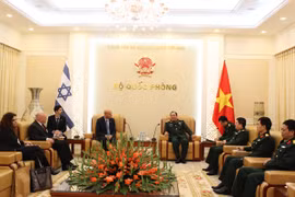 越南人民军副总参谋长范玉明上将会见以色列国际防务合作理事会负责人米歇尔•本•巴鲁克（图片来源：http://mod.gov.vn/）