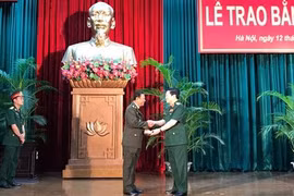 吴春历大将向宁帕大将授予博士学位证书。