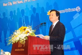 越南教育与培训部部长冯春雅发表讲话