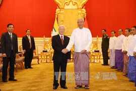 阮富仲（左）与​缅甸总统吴廷觉。