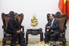 阮春福总理（右）会见印度外交国务部长库马尔•辛格。