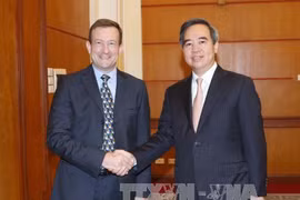 阮文平（右）会见加拿大驻越大使。（图片来源：越通社）