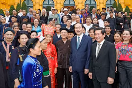 越南国家主席陈大光和北部边境地区少数民族艺人、村寨长老、模范代表合影（图片来源：越通社）