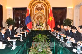  越南政府副总理兼外交部长范平明同蒙古外长蒙赫奥尔吉勒举行会谈