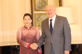 国会主席阮氏金银会见澳大利亚总督考斯格鲁夫