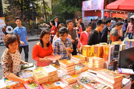 2017丁酉年春节书市街​吸引诸多读者前来参观选购