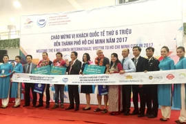 胡志明市举行仪式 欢迎第600万名国际游客