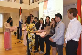 吴氏和大使向取得优异成绩的留学生授予奖状。