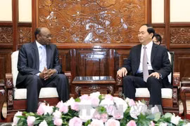 陈大光主席（右）会见苏丹大使。