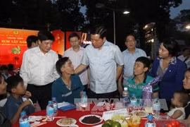 胡志明市委书记丁罗升向员工及其家属送上新春祝福（图片来源：越通社）