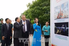 参展的游客。（图片来源：越通社）