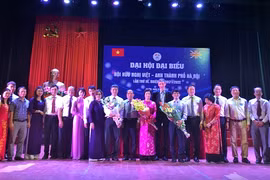 河内市越南与英国友好协会2017—2020年任期执行委员会成员。（图片来源：http://kinhtedothi.vn）