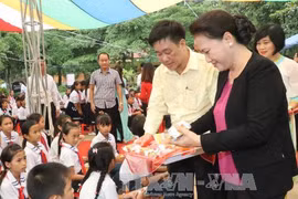 国会主席阮氏金银与宣光省山阳县儿童共度中秋佳节。（图片来源：越通社）