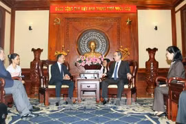胡志明市市委书记阮善仁在会见法国开发署新任驻越南首席代表法布里奇·里奇（图片来源：越通社）