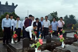 政府副总理武德儋在玉回县烈士陵园为各位英烈上香。