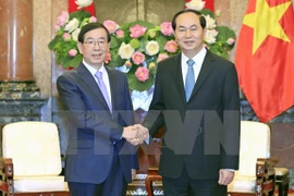 越南国家主席陈大光（右）会见韩国总统特使朴元淳（左）。（图片来源：越通社）