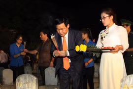 政府副总理王廷惠在烈士们坟墓上烧香。