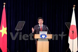 日本首相安倍晋三在记者会上发表讲话