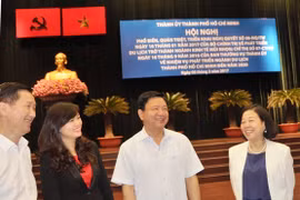 胡志明市委书记丁罗升和与会代表（图片来源：hochiminhcity.gov.vn）