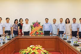 范明正向越通社全体工作人员致以节日祝贺。（图片来源：越通社） 