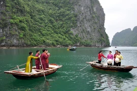 下龙湾渔民的男女对唱活动