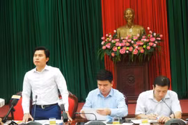 河内市自然资源与环境局副局长黎俊定在会上发表讲话。