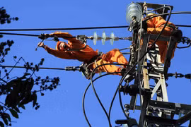 岘港市举行大面积停电应急演练 确保APEC会议安全可靠供电。（图片来源：因特网）