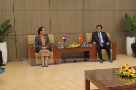 老挝人民革命党中央委员会候补委员Suanesavanh Vignaket与越南办公厅主任阮幸福（右）（图片来源：越通社）