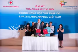 越南红十字会与荷兰皇家菲仕兰代表签署合作协议。（图片来源：越通社）