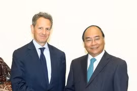 阮春福（右）在政府总部会见了美国前财政部长、华平投资集团总裁蒂莫西•盖特纳。（图片来源：越通社）