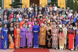 越南国家副主席邓氏玉盛和旅泰越南老教师代表团合影。（图片来源：越通社）