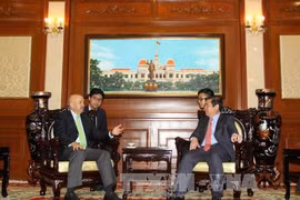 胡志明市人民委员会主席阮成峰与墨西哥前任（1988-1994年）总统卡洛斯·萨利纳斯·德戈塔里。