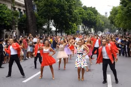 首次国际狂欢节在河内市步行街区热闹登场。（图片来源：越南人民报）